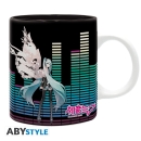 Beginnen Sie Ihren Tag auf der rechten Wellenlänge, indem Sie mit Hatsune Miku an ihrem süßen 16. Geburtstag durch die Soundbars fliegen! Diese Tasse zeigt exklusive Kunst von Rella, die den 16. Geburtstag und das Jubiläum Ihrer Lieblings virtuellen Sänge